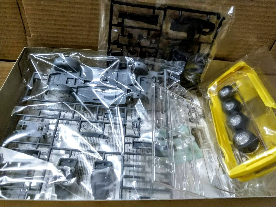 Aoshima 1:24 scale plastic model - Mecha-Doc Classic Isuzu Piazza XE Racing Car