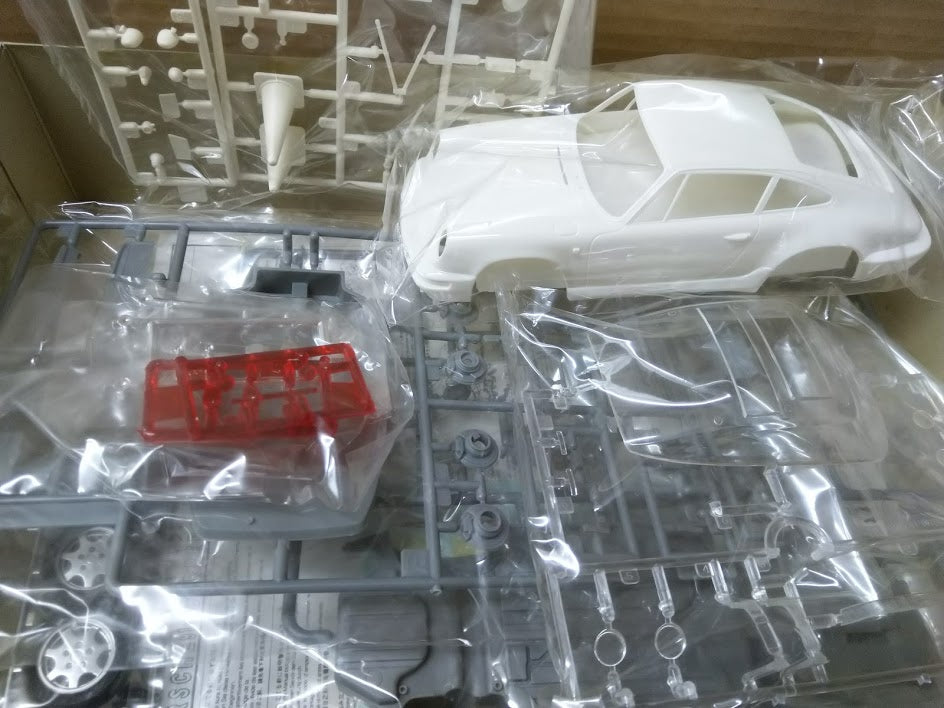 Aoshima 1:24 plastic model Porsche Carrera & Police figures -You're under arrest