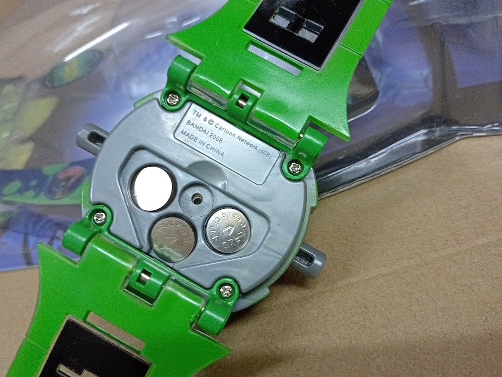 Bandai Ben 10 Alien Force - Ultimate Omnitrix Light & Sound Active Alien Voice