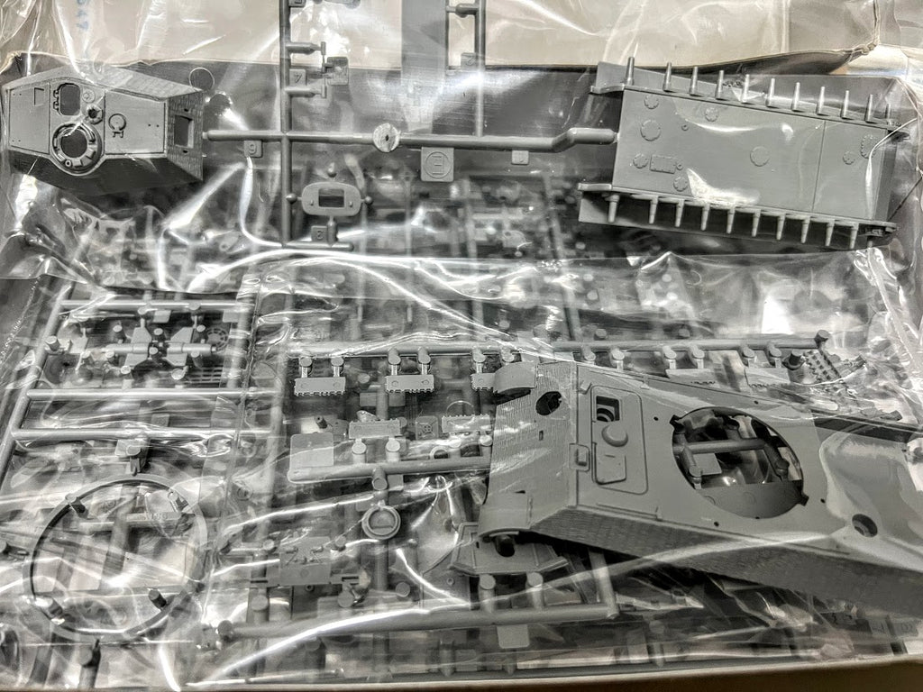 Dragon 1:72 World tank model kit - German Panzer King Tiger Porsche turret w Zimmerit