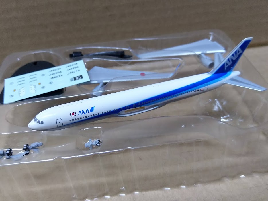 F-toys Japan Airliner ANA 5 - #05 1:500 Boeing 767-300ER Blue Airline series