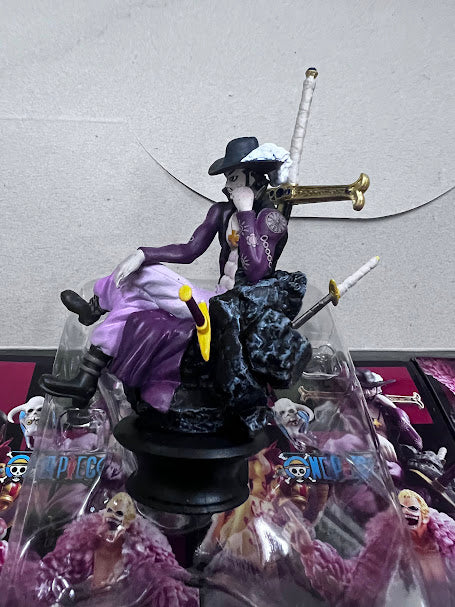 One Piece FIgure - Dracule Mihawk 3 inches figure gashapon chess