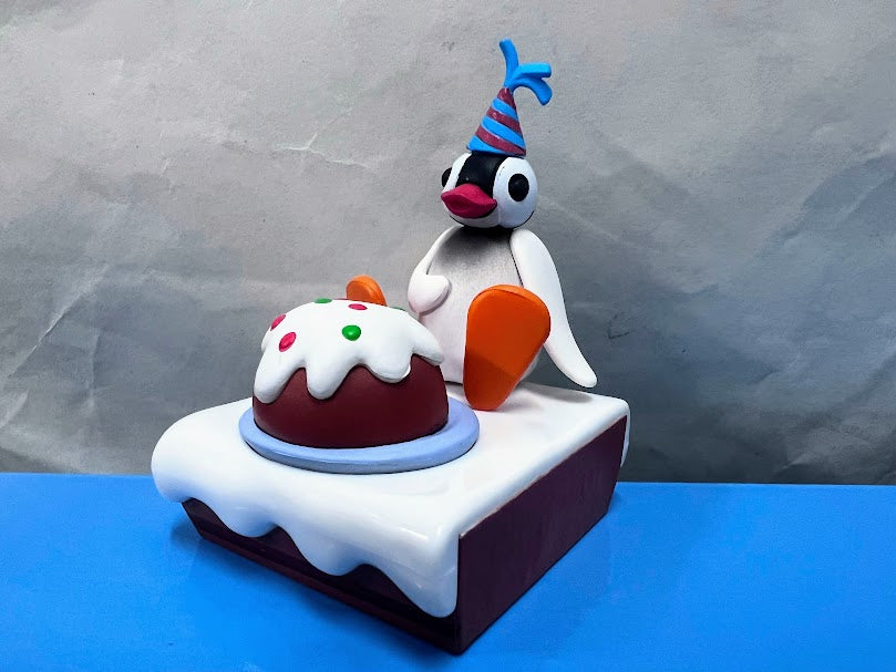 Pygos Pingu action figure Mini Scene 1 - Pinga n birthday cake
