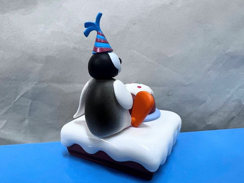 Pygos Pingu action figure Mini Scene 1 - Pinga n birthday cake