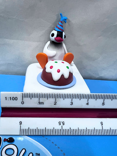 Pygos Pingu action figure Mini Scene 1 - Pinga n birthday cake