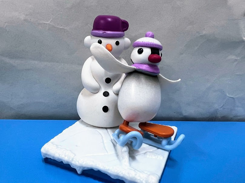 Pygos Pingu action figure Mini Scene 1 - Ice skating Pinga N Snowman Christmas