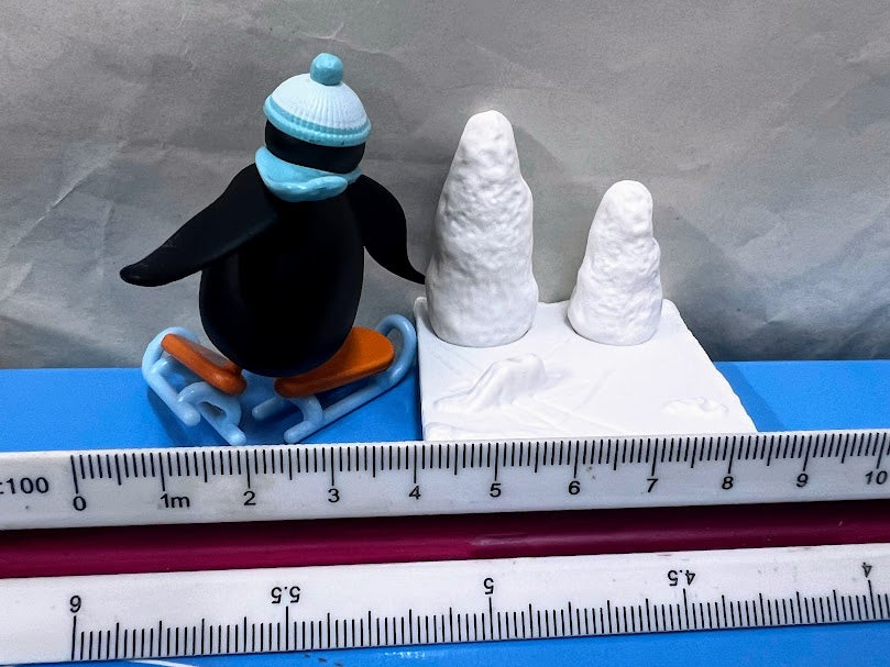 Pygos Pingu action figure Mini Scene 1 - Ice skating Pingu