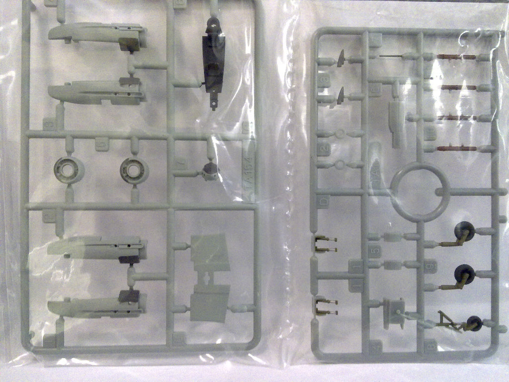 Takara 1:144 Famous plane 3 #8 Aircraft kit Luftwaffe Ta154 V3 3rd test (100003)