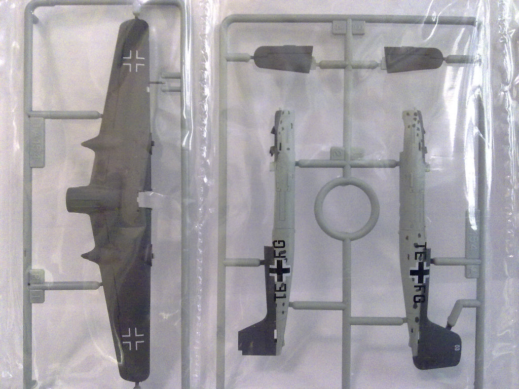 Takara 1:144 Famous plane 3 #8 Aircraft kit Luftwaffe Ta154 V3 3rd test (100003)