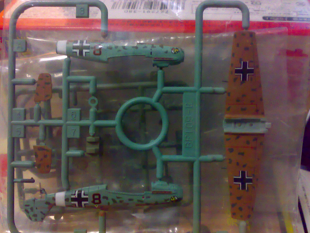 Takara 1:144 Famous plane 3 #02 Aircraft kit Bf109 E-4 Trop Luftwaffe 2/JG27