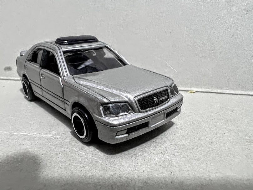 Tomica #109 - 1/62 Toyota Crown Athlete car diecast model