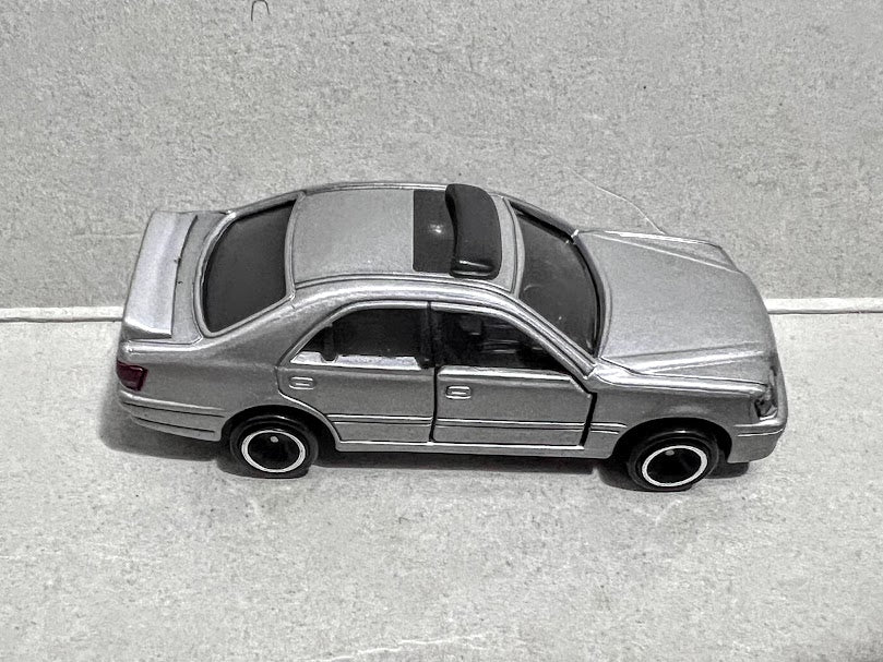 Tomica #109 - 1/62 Toyota Crown Athlete car diecast model